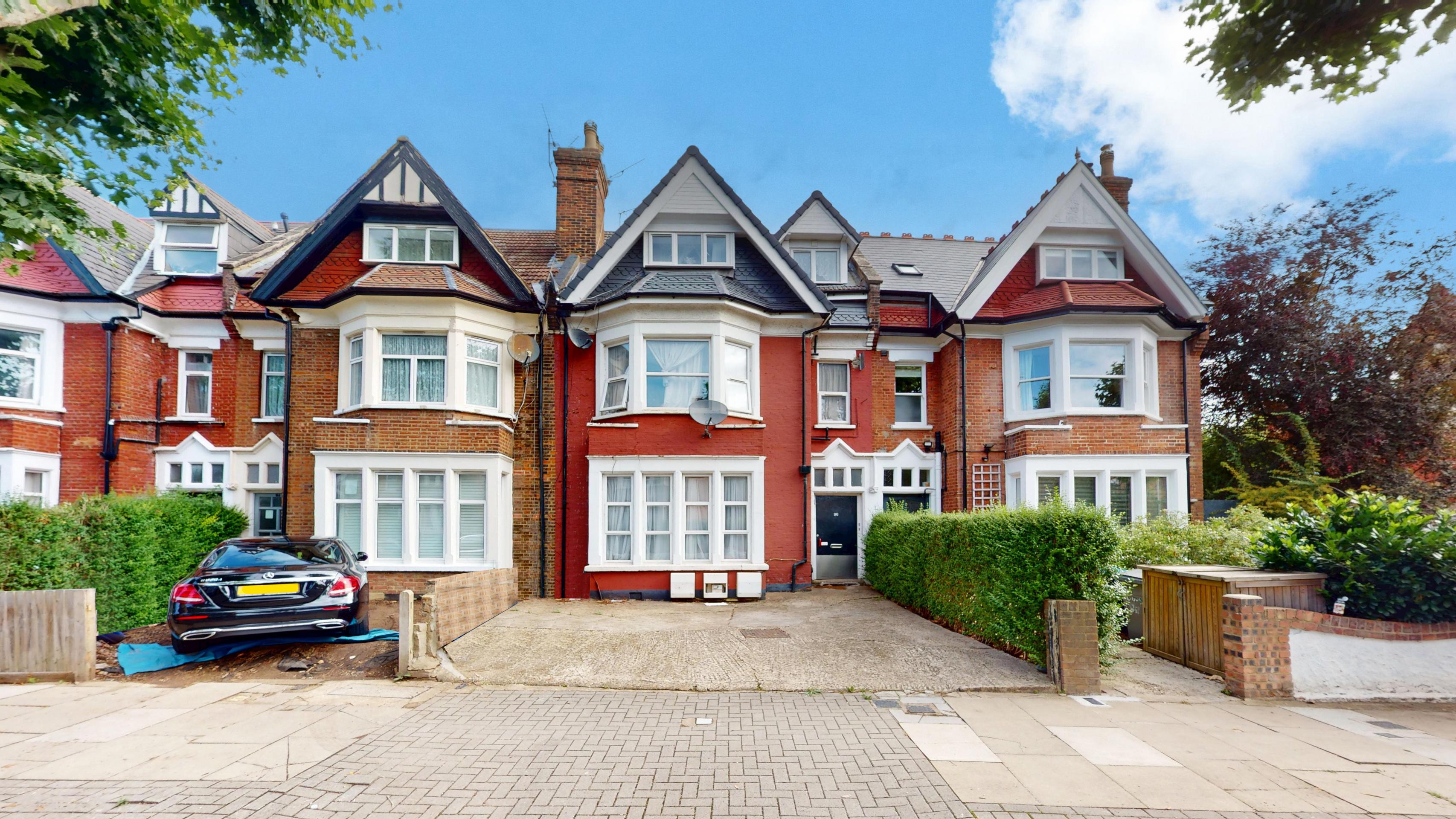 			3 Bedroom, 2 bath, 1 reception Flat			 Blenheim Gardens, Willesden Green NW2
